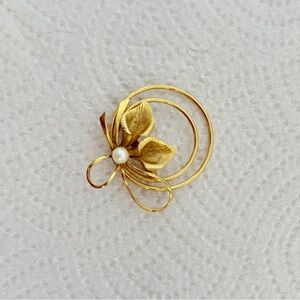 Elegant Gold Floral Brooch